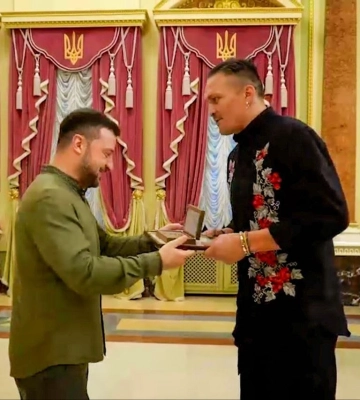 Матвієнко, Баффет, Усик і Харлан: Зеленський вручив відзнаку президента "Національна легенда України"