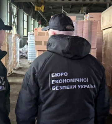 Планували везти до ЄС сигарети цистернами: співорганізатору контрабандної схеми оголосили підозру