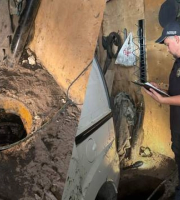 Хотели вытащить друг друга: на Черниговщине 3 человека погибли, упав в канализационную шахту