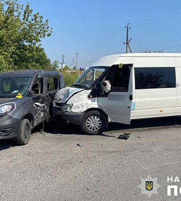 На Полтавщині автомобіль Fiat Doblo зіткнувся з мікроавтобусом: є постраждалі