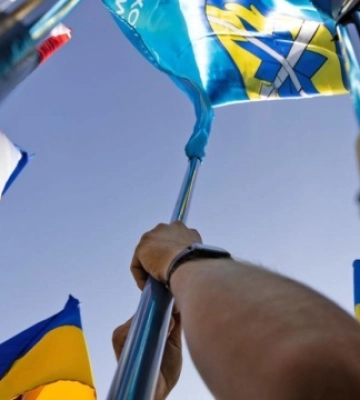 Біля стели на в’їзді до Донецької області встановили знамена Маріупольської бригади