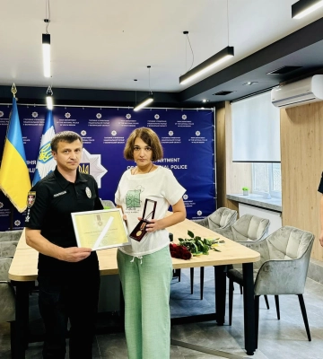 У Луцьку мамі поліцейського, який загинув у Краматорську, вручили його посмертну відзнаку