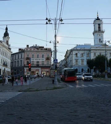 Який вигляд мала Центральна площа у Чернівцях понад століття тому