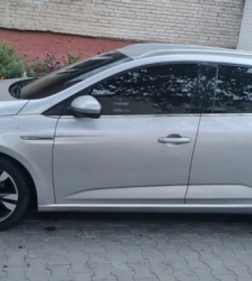 На Волині авто влетіло в електроопору й перекинулось, є постраждалі