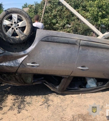 На Волині авто влетіло в електроопору й перекинулось, є постраждалі
