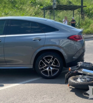 Унаслідок зіткнення з автомобілем у Львові травми отримав мотоцикліст