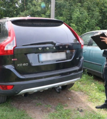 Поліція Чернігівщини викрила злочинну схему продажу автомобілів, ввезених під виглядом гуманітарної допомоги