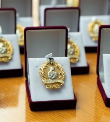 Одинадцятьом черкащанкам вручили звання “Мати-героїня”