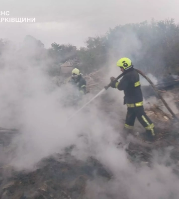 На Харківщині вночі через обстріл рф горіли будинки: є постраждалі, під завалами може бути людина