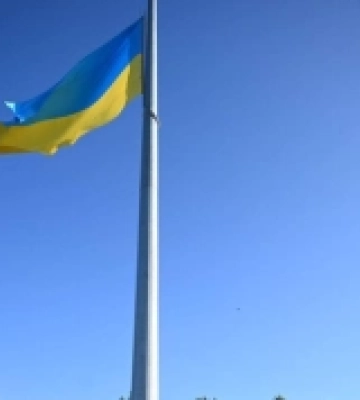 На найвищий флагшток Закарпаття підняли державний стяг (ФОТО)