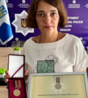 У Луцьку мамі загиблого поліцейського вручили його нагороду