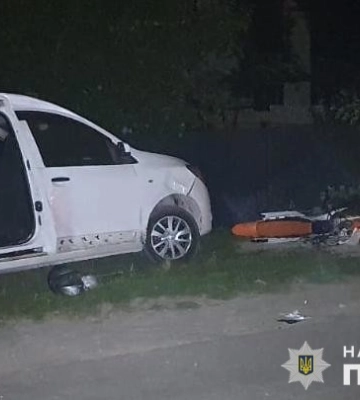 Біля Львова 16-річний мотоцикліст в'їхав у припарковане авто