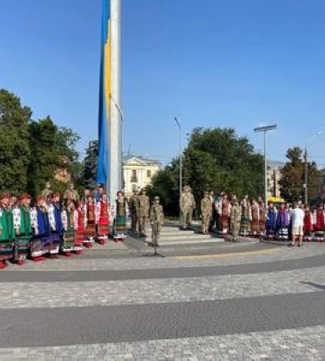 З підписами Президента і захисників: у Полтаві урочисто підняли найбільший стяг області