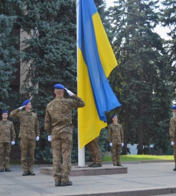 У Дніпрі до Дня Прапора урочисто підняли український стяг