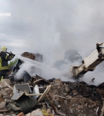 Із-під завалів селищної ради на Харківщині дістали тіла двох жінок