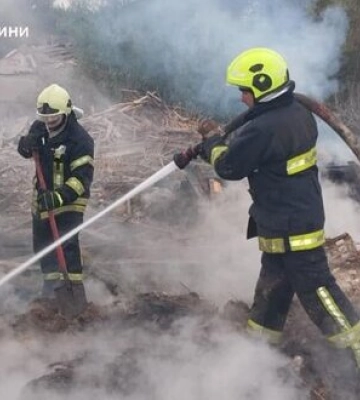 На Харківщині вночі через обстріл рф горіли будинки: є постраждалі, під завалами може бути людина