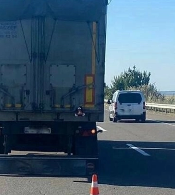 Йшов по краю дороги: на трасі Київ-Одеса вантажівка збила пішохода на смерть