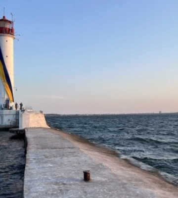На маяку в Одеському порту підняли великий прапор України