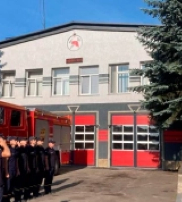 У Луцьку рятувальники урочисто підняли державний стяг