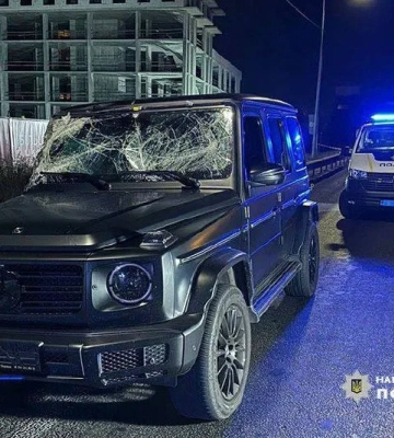 У Києві елітний позашляховик влетів у відбійник: у ДТП жахливо загинув пасажир. ФОТО