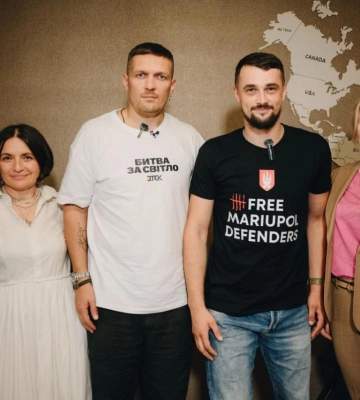 Олександр Усик завітав на новосілля до оборонця Маріуполя 