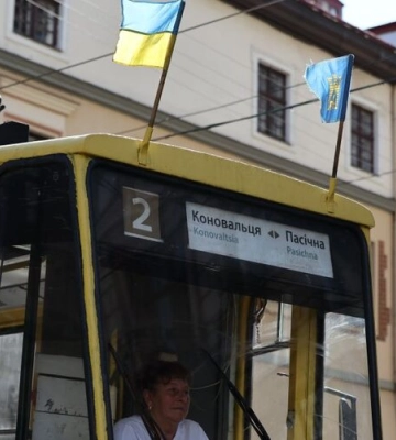 Два дні по Львову їздитиме громадський транспорт з прапорцями 
