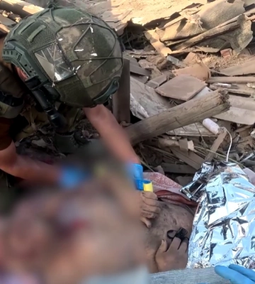 На Донеччині парамедики поліції врятували поранене подружжя, яке вижило під завалами.  Відео