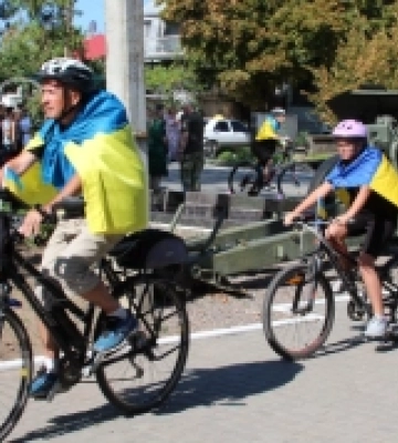Велопробіг, патріотична акція та виставка: у Білгороді-Дністровському відзначили День Прапора України