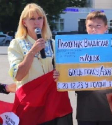 У центрі Луцька люди вийшли на акцію, щоб підтримати полонених військових