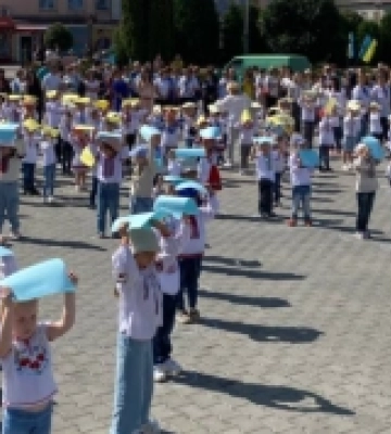 Корець відзначив День Державного Прапора урочистою церемонією та вшануванням захисників
