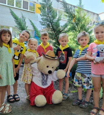 У Дніпрі до Дня Незалежності дітлахи створили колекцію плюшевих ведмедиків у вишиванках