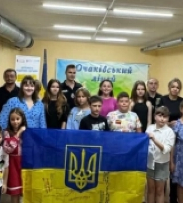 Дітлахи з Очакова разом із поліціянтами розписали синьо-жовтий стяг для військових
