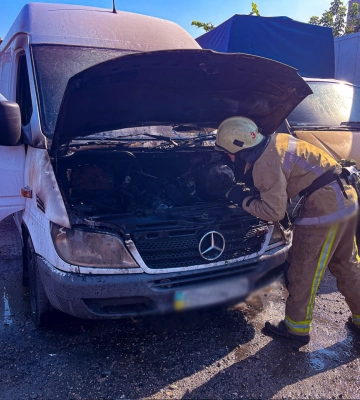 У Сумах оперативно ліквідувавши загоряння, співробітники ДСНС врятували авто