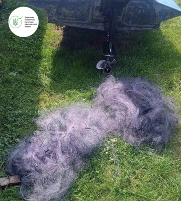 На Світязі інспекція відібрала у браконьєрів сітки 