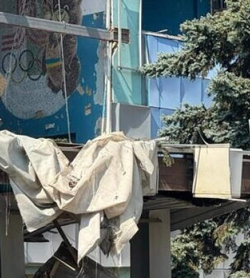 Окупанти вдарили по спорткомплексу &quot;Олімпійський&quot; у центрі Курахового: двоє поранених, пошкоджено багатоповерхівки і ТЦ. ФОТОрепортаж