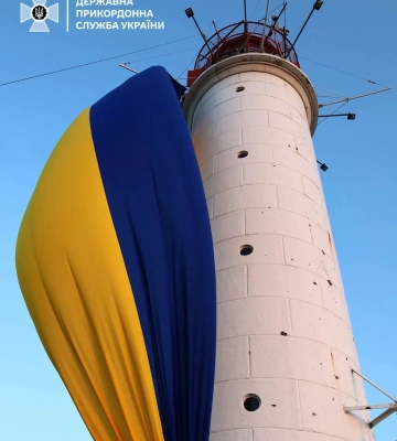 На Воронцовському маяку в Одесі підняли 18-метровий прапор України
