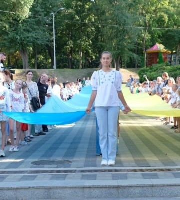 У Дніпрі на оглядовому майданчику розгорнули 50-метровий прапор-рекордсмен