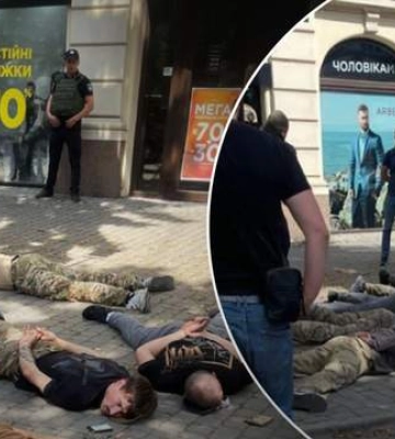Затримані поліцією в Ужгороді озброєні чоловіки намагалися вибити гроші з шахрайського колцентру - блогер