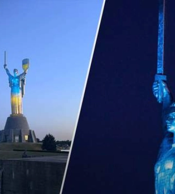 Монумент "Батьківщина-Мати" підсвітили кольорами державного прапора