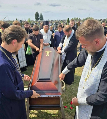 Сиротами залишилися троє маленьких діток: у Луцьку попрощалися з молодим священником, який помер від важкої хвороби