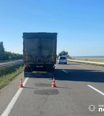 На трасі в Одеській області вантажівка на смерть збила пішохода