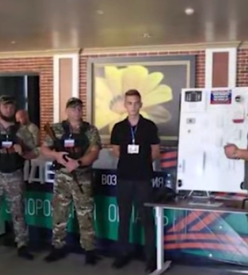 В Мелитополе оккупанты учили чиновников-предателей искать взрывчатку под авто и обезвреживать партизан (видео, фото)