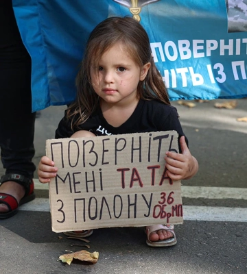 У Миколаєві пройшла акція на підтримку військовополонених та зниклих безвісти, до якої доєдналися херсонці