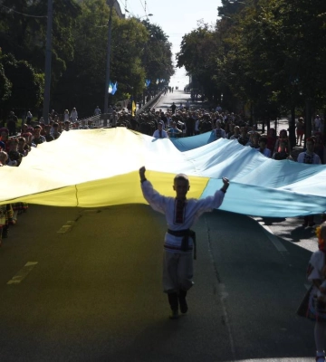 У центрі Рівного розгорнули кількаметровий прапор