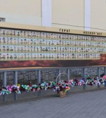 У Луцьку оновили фотостенд загиблих героїв та розмістили портрети захисників на led-екранах міста