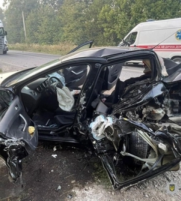 У Луцьку поблизу «Адреналіну» авто влетіло в електроопору (відео)