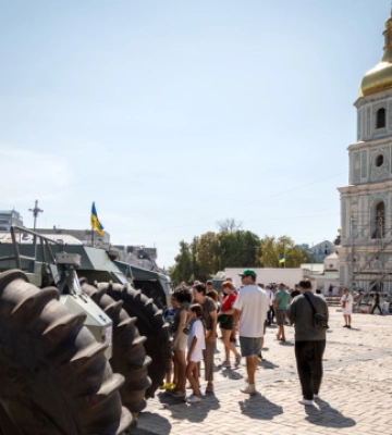 У Києві на Софійській площі проходить виставка дронів та роботизованої техніки