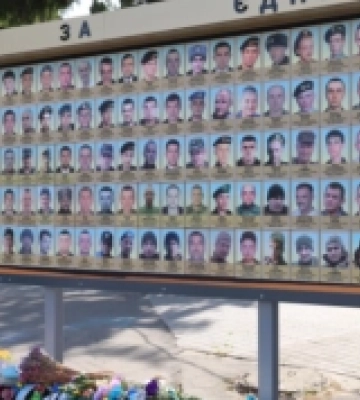 У Луцьку оновили фотостенд із портретами загиблих захисників