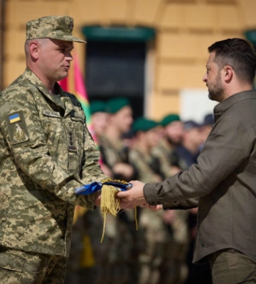 Зеленский присвоил бригаде наименование "Призрак Киева" и вручил боевые знамена