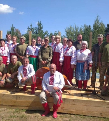 На Рівненщині аматорські колективи влаштовують концерти для військових